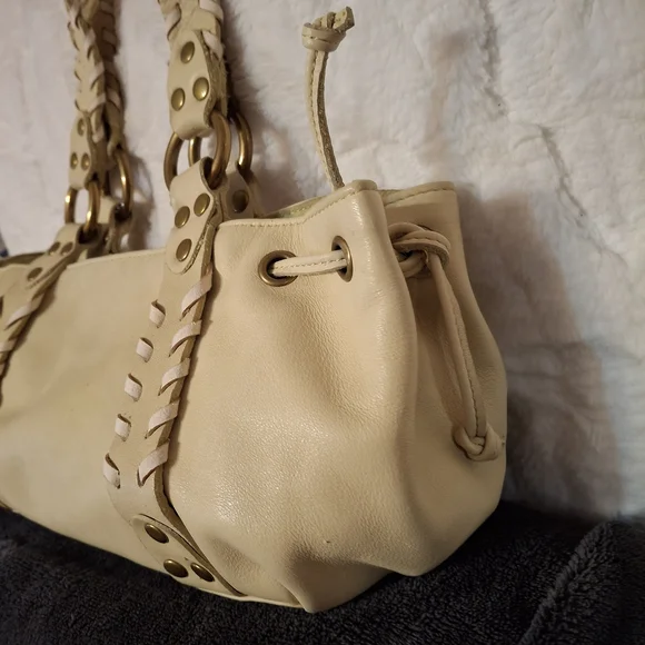 Fossil Cream Shoulder Bag with Whip Stitch And Wide Opening W/ Snap No Callouts
